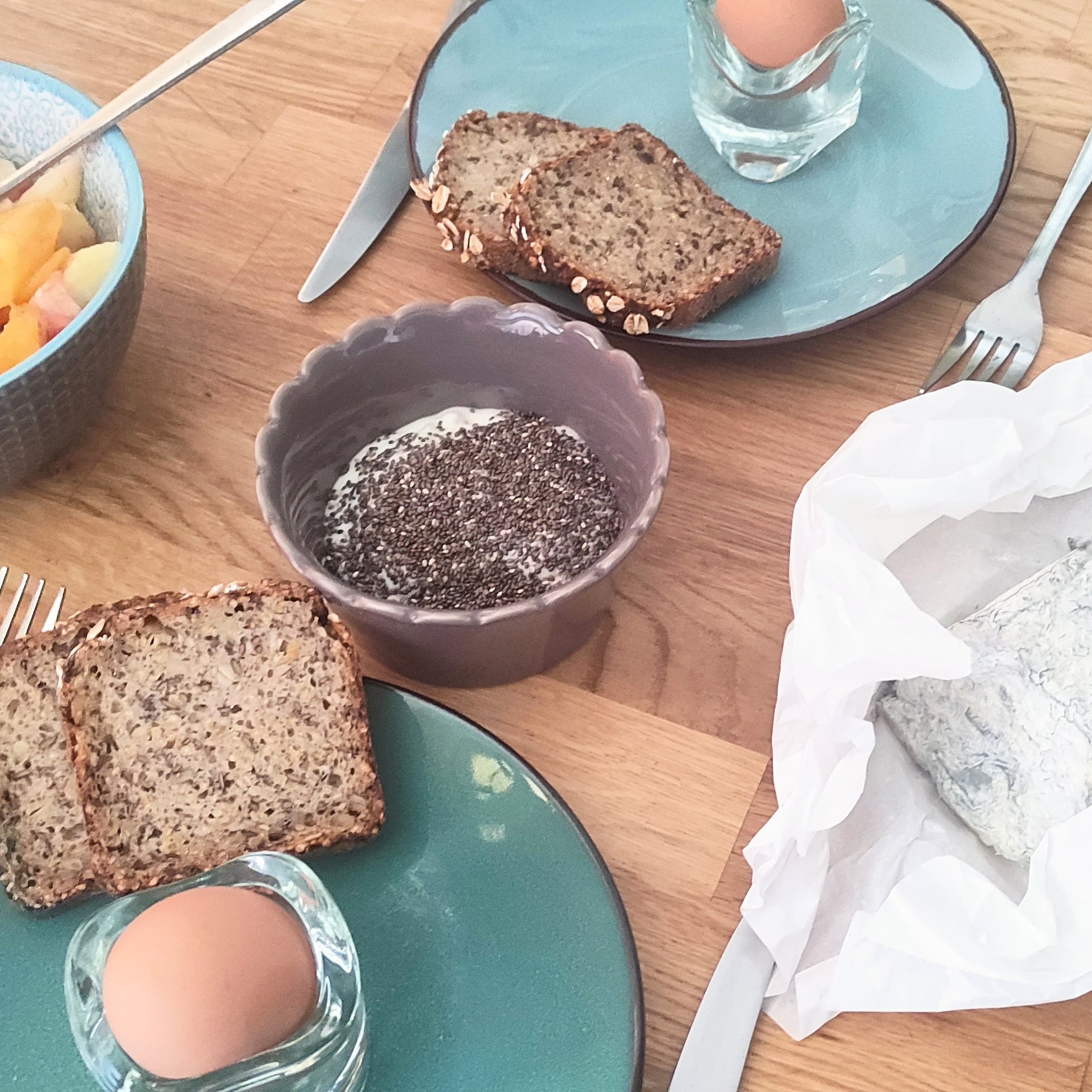 Pain au levain-oeufs- fromage frais- fruits de saison